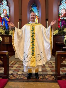 quincy-xmas-kelly-chasuble