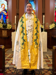 quincy-xmas-kelly-vestments