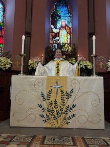 quincy-xmas-vestments-altar-cloth