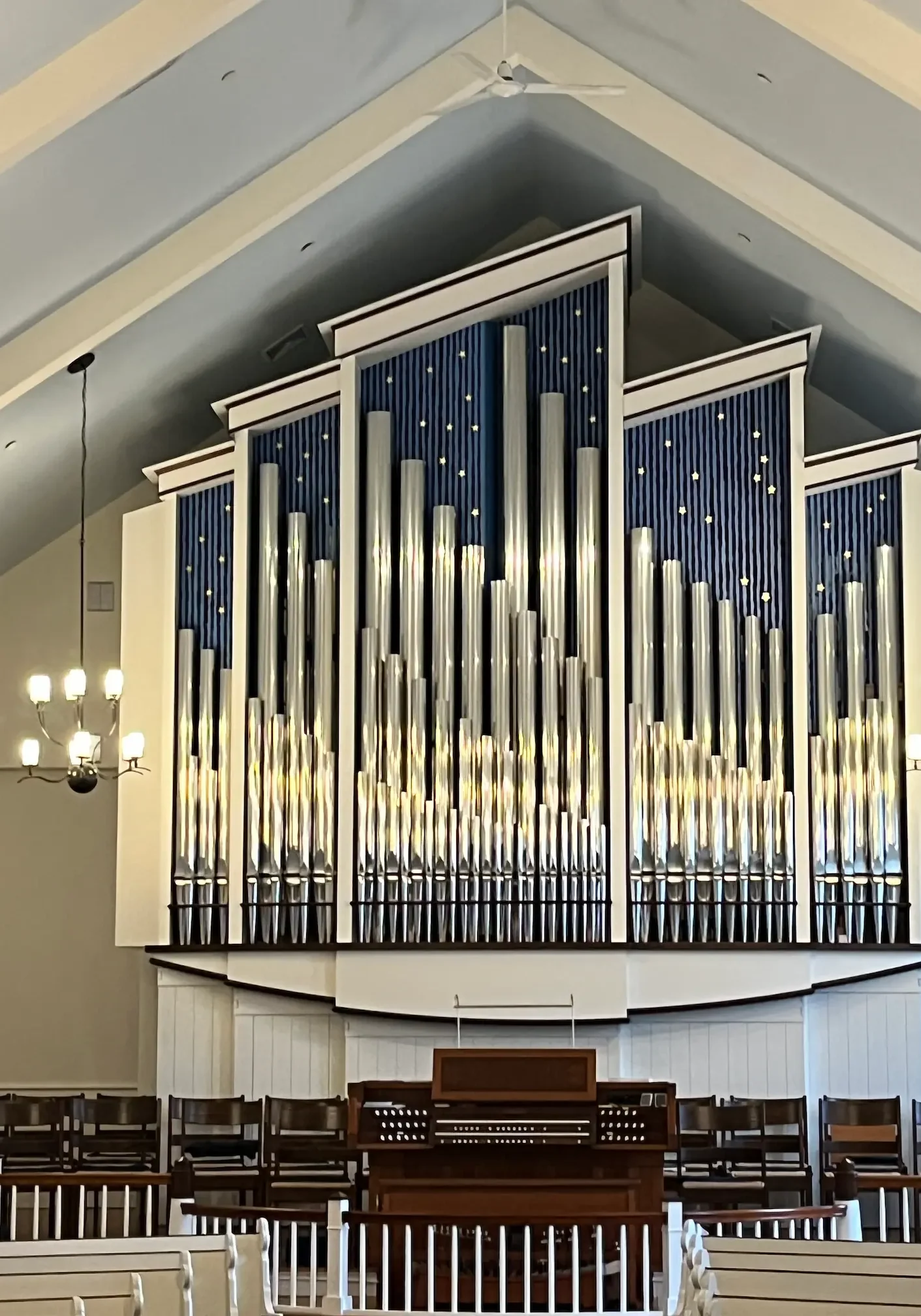 The strong vertical lines of the church organ inspired the vertical shapes of the altar frontal